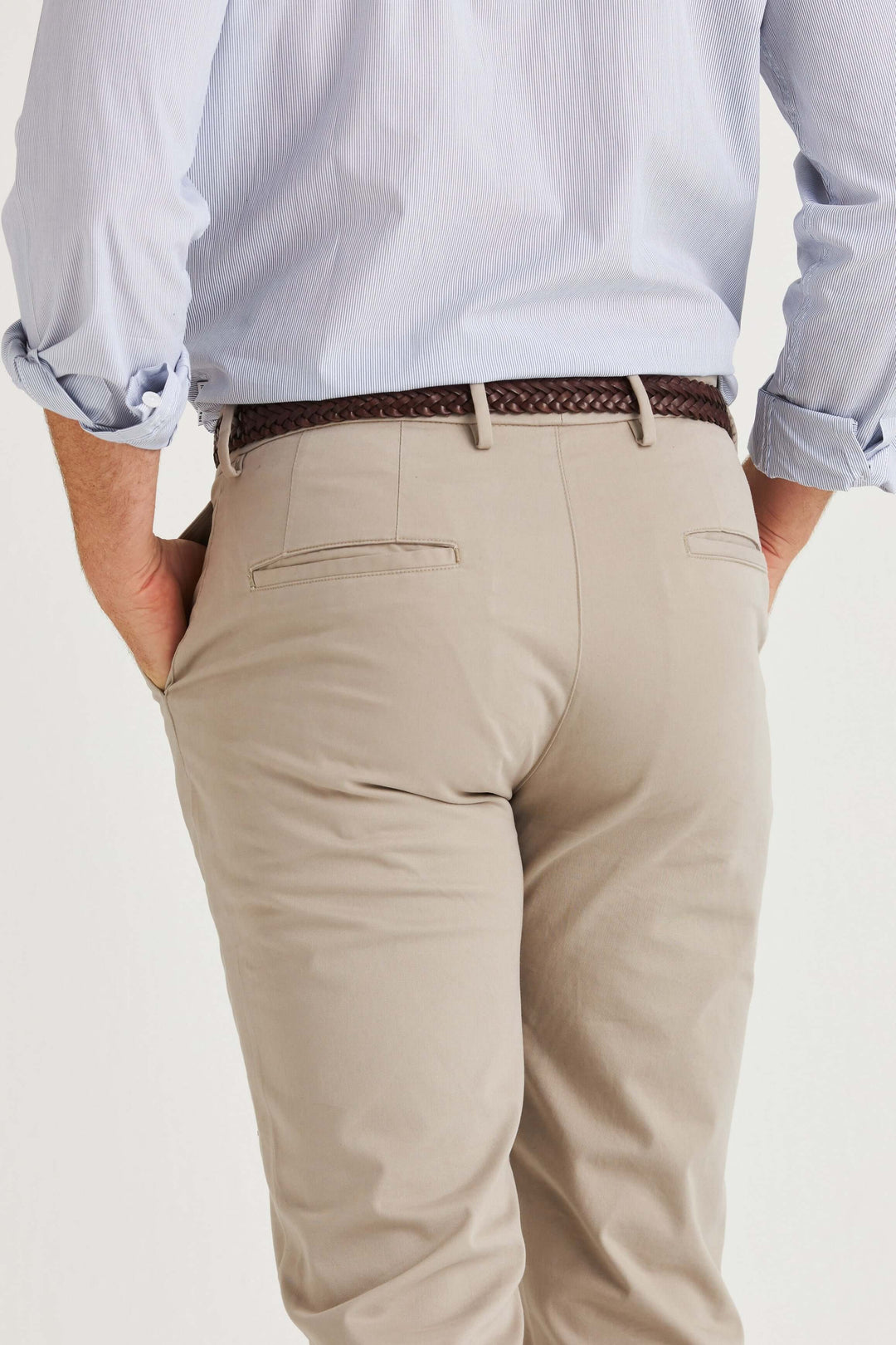 Beige Stretch Chinos bakifrån med en modern och bekväm passform.