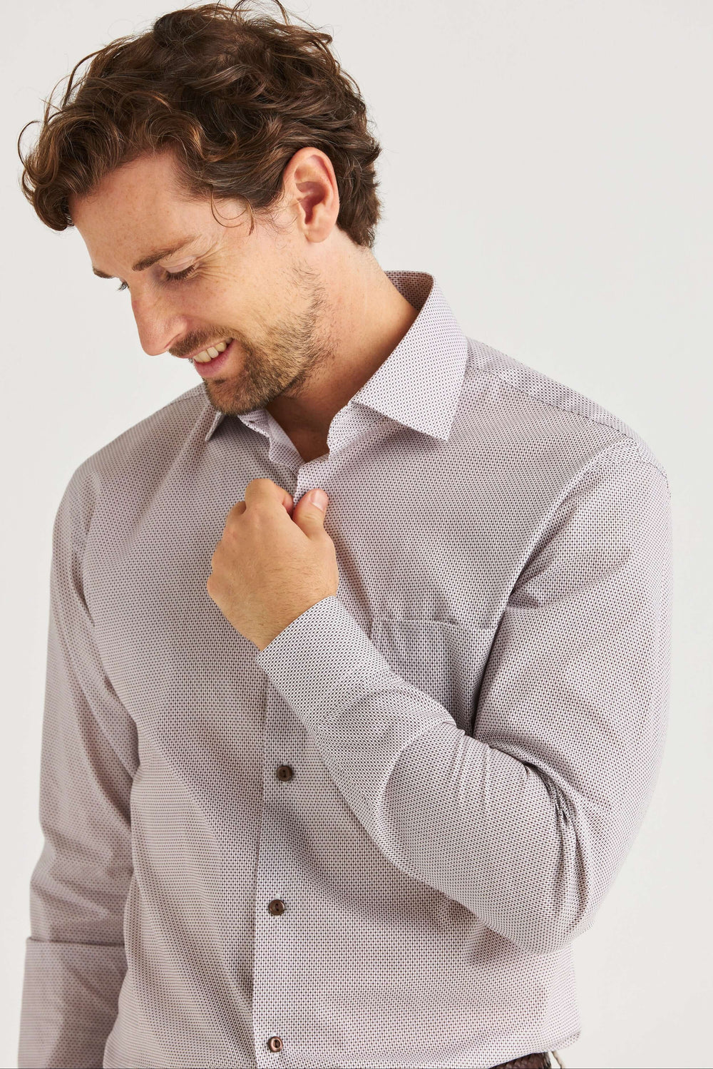 Beige Skjorta med Mönster, stilren skjorta i 100% bomull med diskret mönster, perfekt för dressad look.
