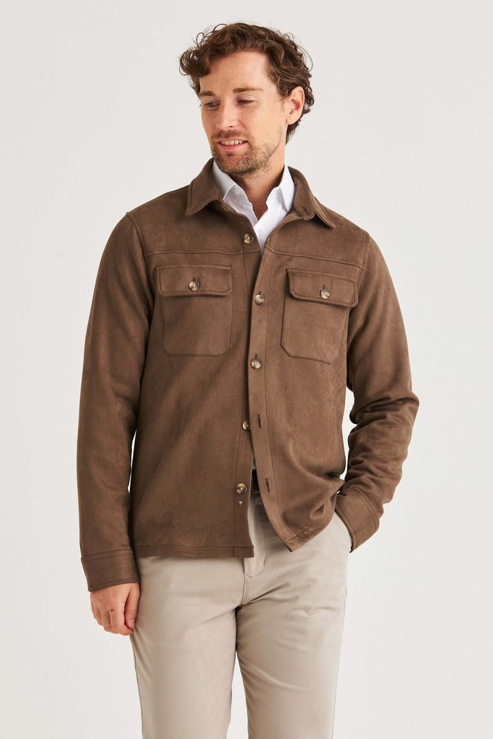 Brun Suede Overshirt i mjuk kvalitet med stora bröstfickor, stilren och avslappnad look.