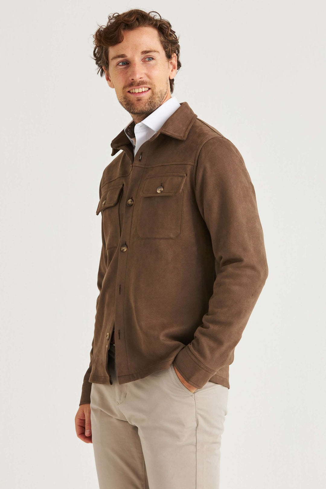 Brun Suede Overshirt visad på man med en avslappnad stil och stora bröstfickor.