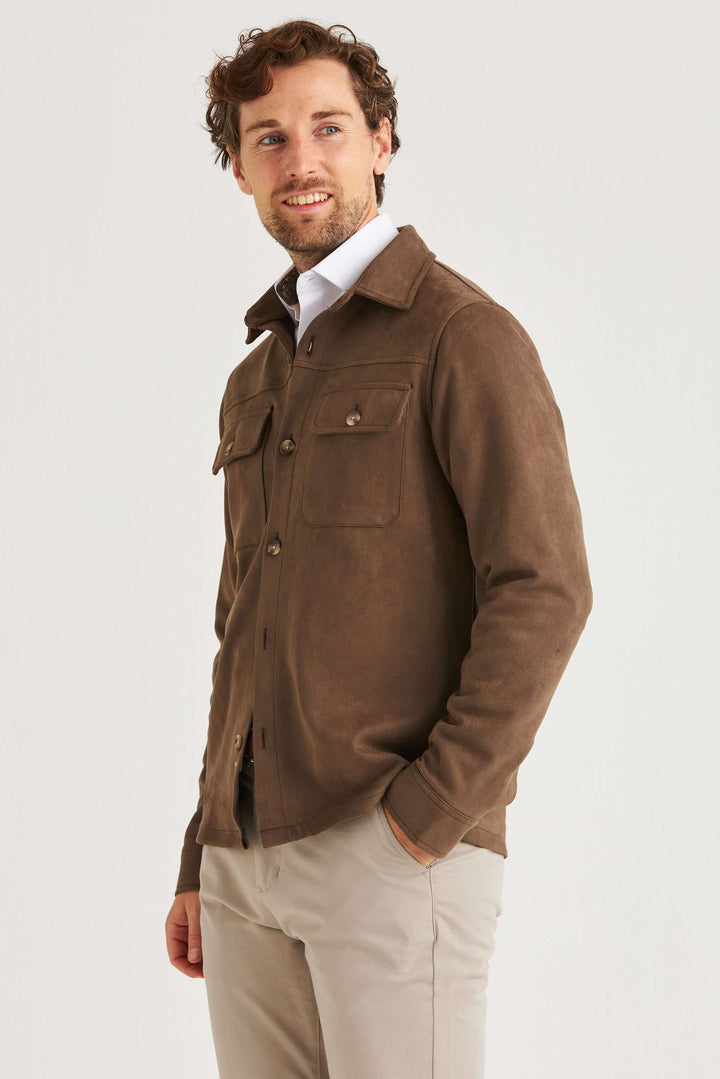 Brun Suede Overshirt visad på man med en avslappnad stil och stora bröstfickor.