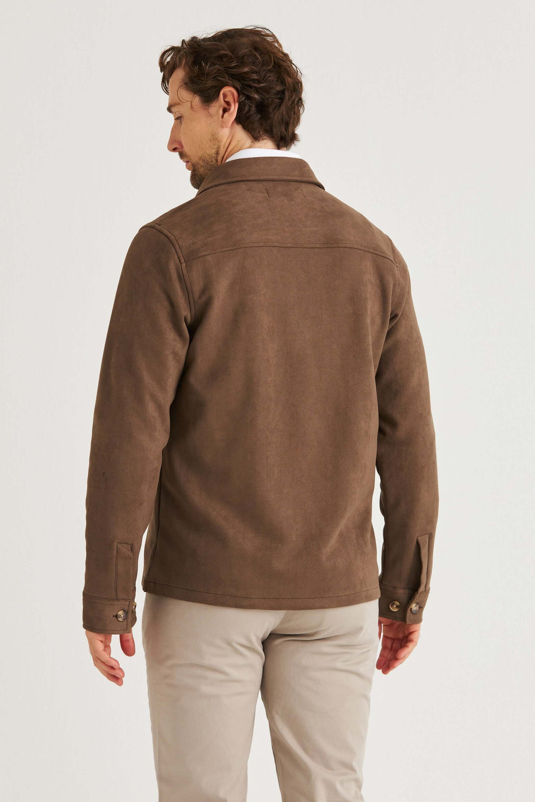 Brun Suede Overshirt sett bakifrån, i mjuk kvalitet med exklusiv mockaliknande yta.