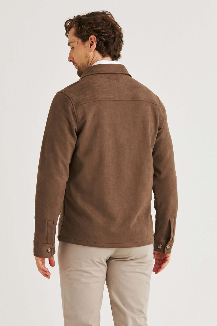 Brun Suede Overshirt sett bakifrån, i mjuk kvalitet med exklusiv mockaliknande yta.