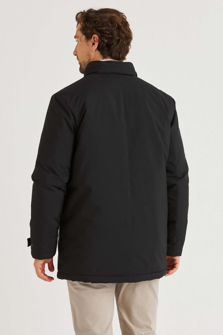 Svart Cityjacka, man som visar jackans baksida, modern och stilren design för en elegant look.