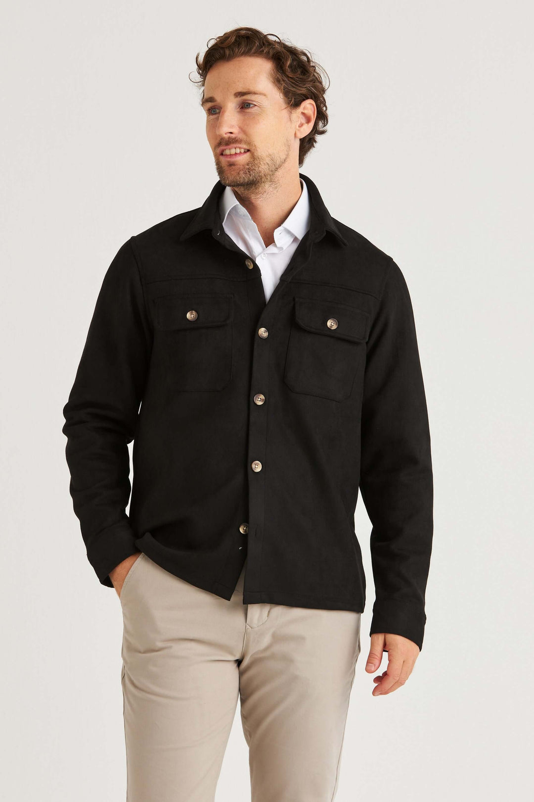 Svart suede overshirt med bröstfickor, modern stil, grå overshirt