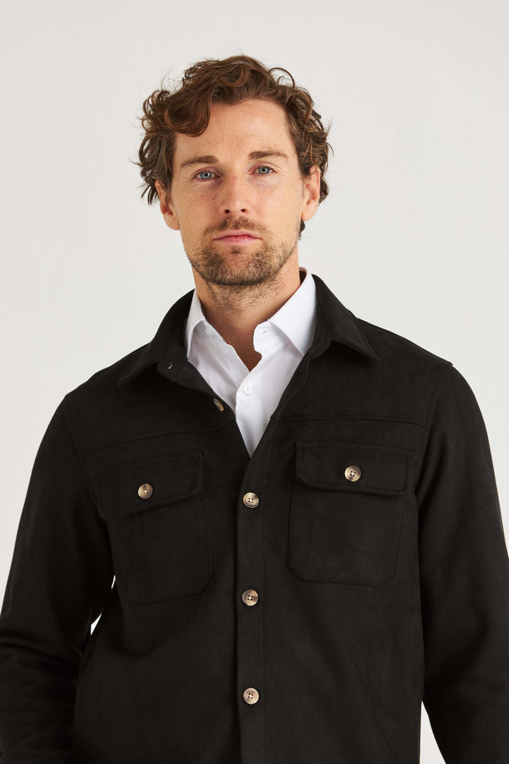 Man wearing a svart suede overshirt with large pockets and soft texture. Perfect for modern, casual style.