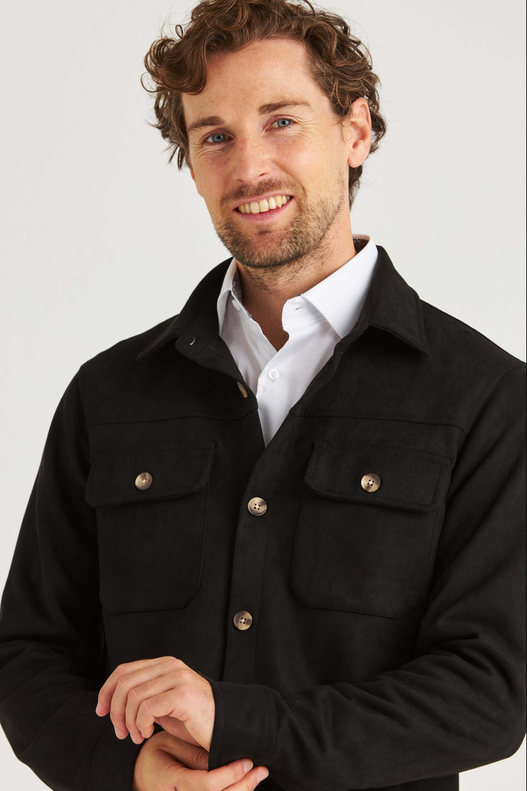 Man wearing a svart suede overshirt, featuring large pockets and a stylish design.