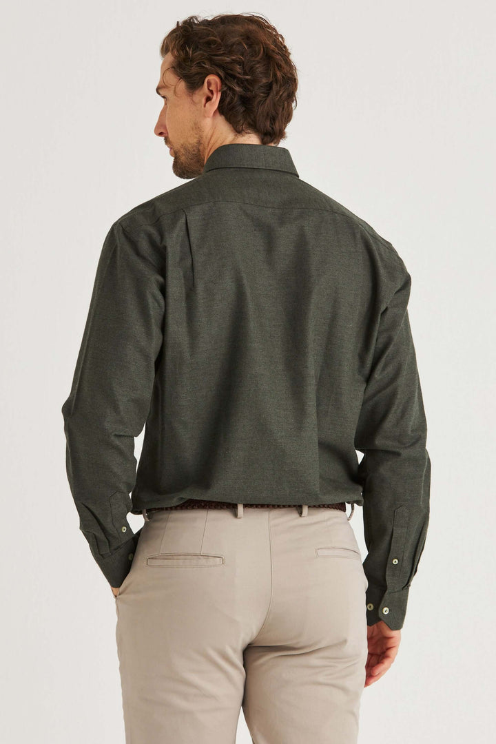 Grön Lyocellskjorta Button Down sedd bakifrån, stilren skjorta tillverkad av bomull och lyocell.