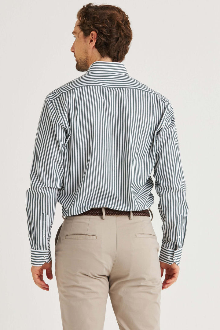 Bakvy av en man i en grön randig skjorta och beige chinos.