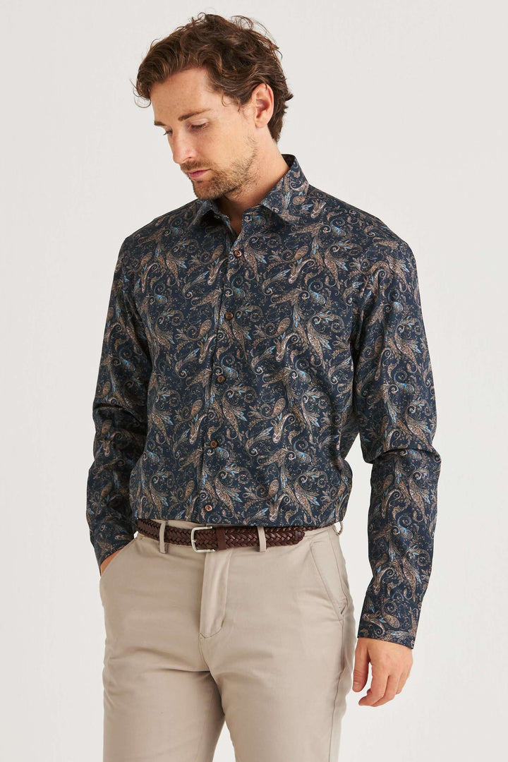 Marinblå skjorta med paisleymönster, en button down-skjorta i strukturerad bomull, elegant och stilren.