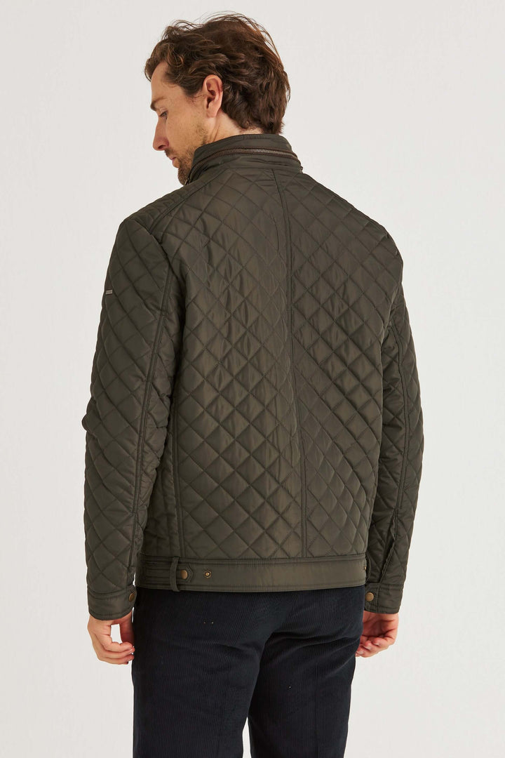Olivgrön Quiltad Jacka, en lätt vadderad jacka med klassisk quiltad design i olivgrön färg.