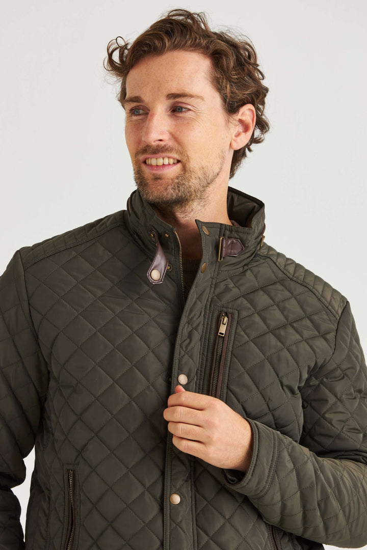 Olivgrön Quiltad Jacka, en lätt vadderad jacka med klassisk quiltad design och detaljer.