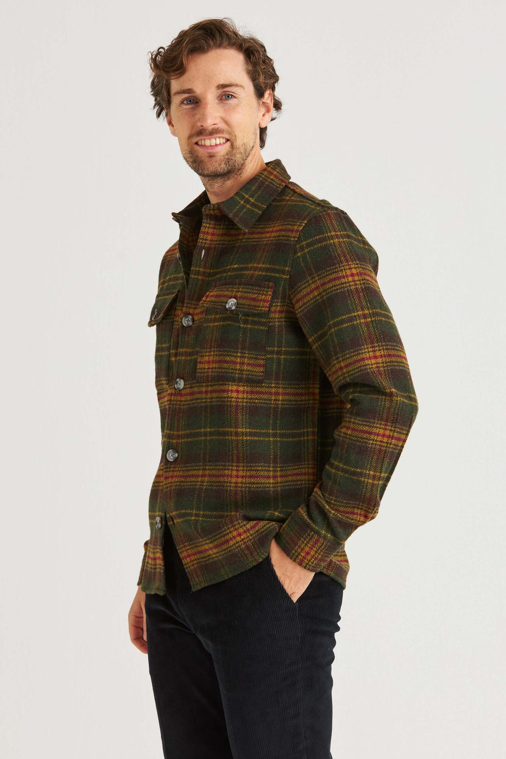 Grön Rutig Overshirt i mjuk flanell med klassiskt rutmönster i grönt, gult och rött.