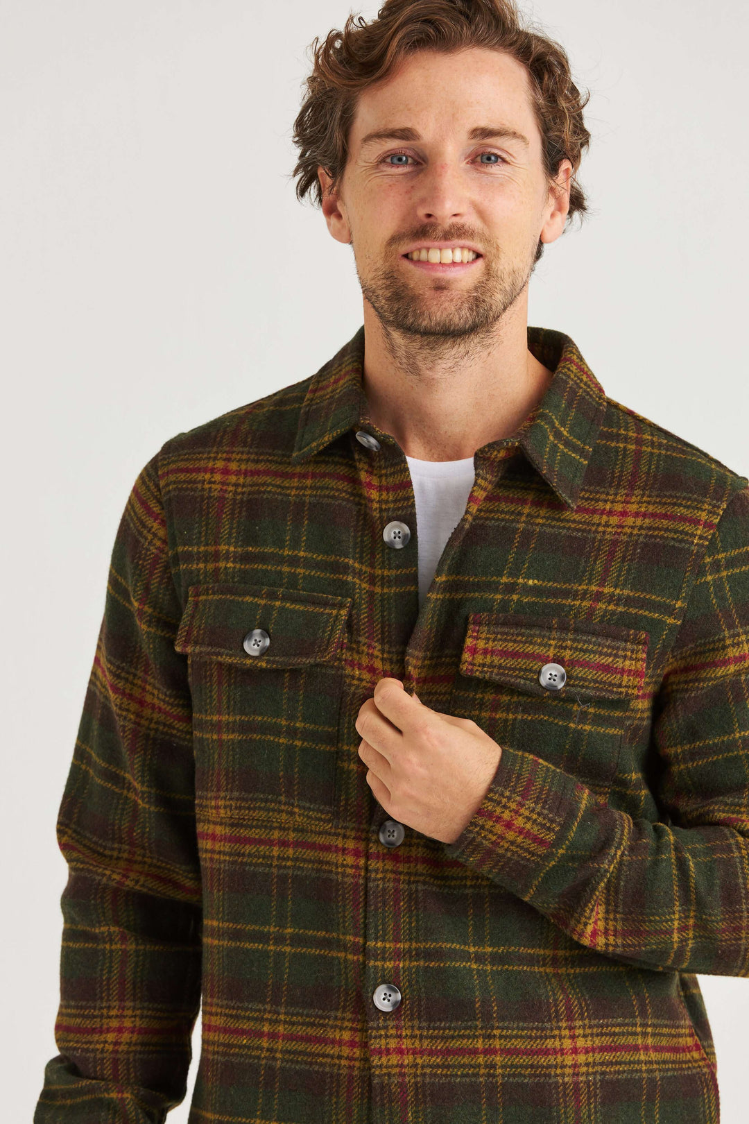 Man i grön rutig overshirt med mjuk flanellkänsla, perfekt för kyliga höstdagar.