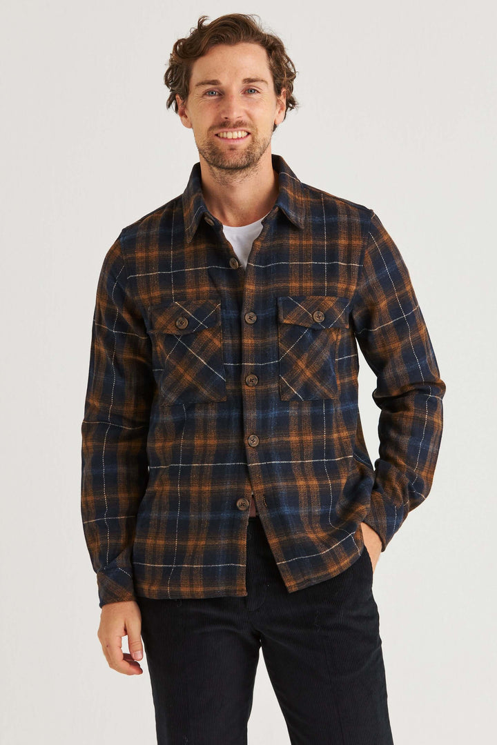 Brun Rutig Overshirt, en rutig overshirt i marinblå och varma bruna toner, med bröstfickor och flanellkänsla.