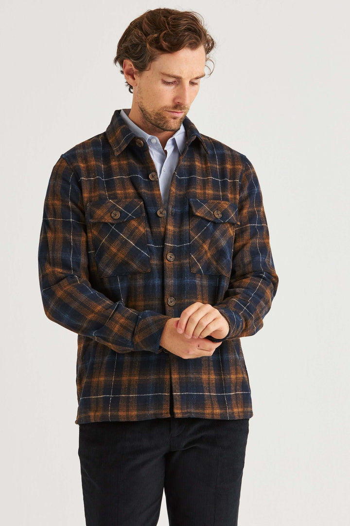 Brun Rutig Overshirt, en marinblå och brun rutig overshirt i flanellkänsla. Perfekt för hösten.