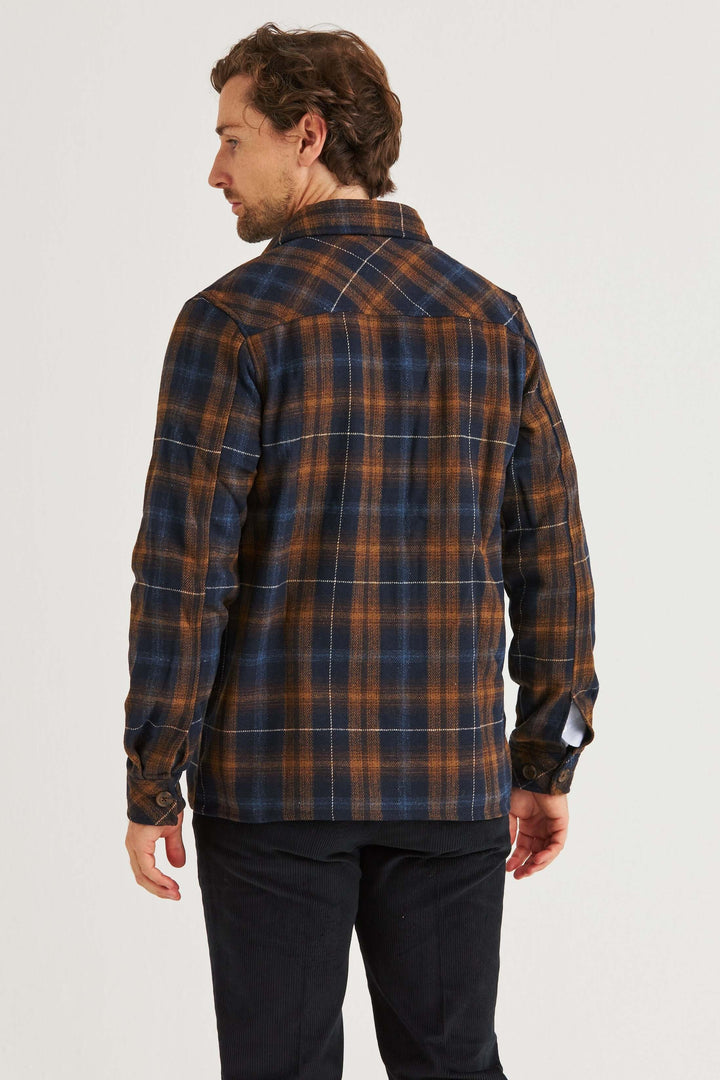 Brun Rutig Overshirt, en rutig overshirt i marinblått och brunt, visad bakifrån.