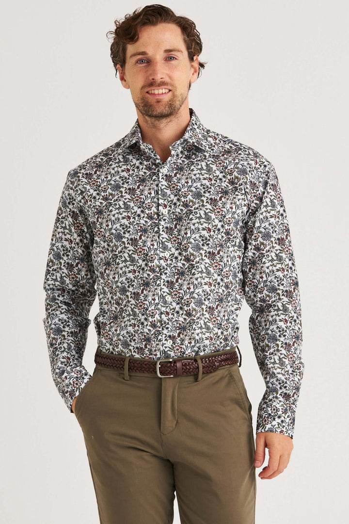 Vit Skjorta med Blommönster, stilren skjorta i 100% bomull med blommönster i dämpade toner.