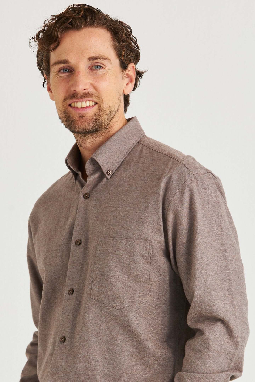 Beige Lyocellskjorta Button Down, man bär en stilren skjorta med knapp och ficka, mjuk quality.