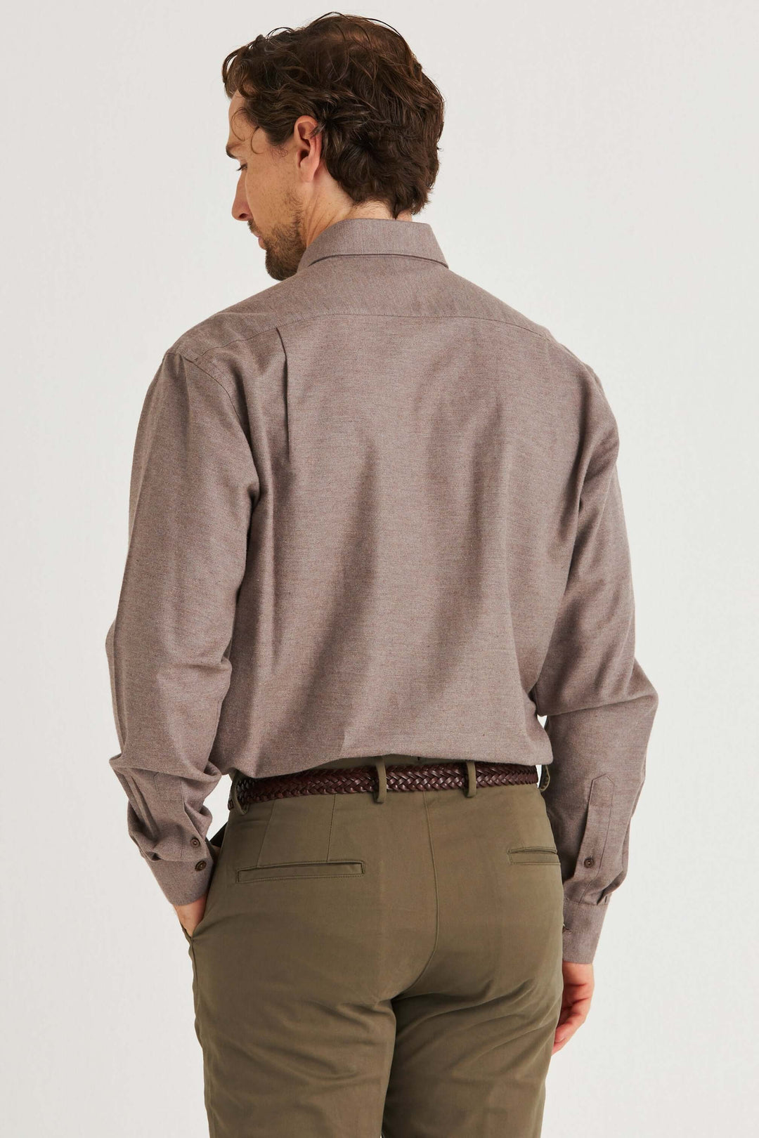 Beige Lyocellskjorta Button Down, skjorta sedd bakifrån, mjuk och följsam kvalitet av bomull och lyocell.