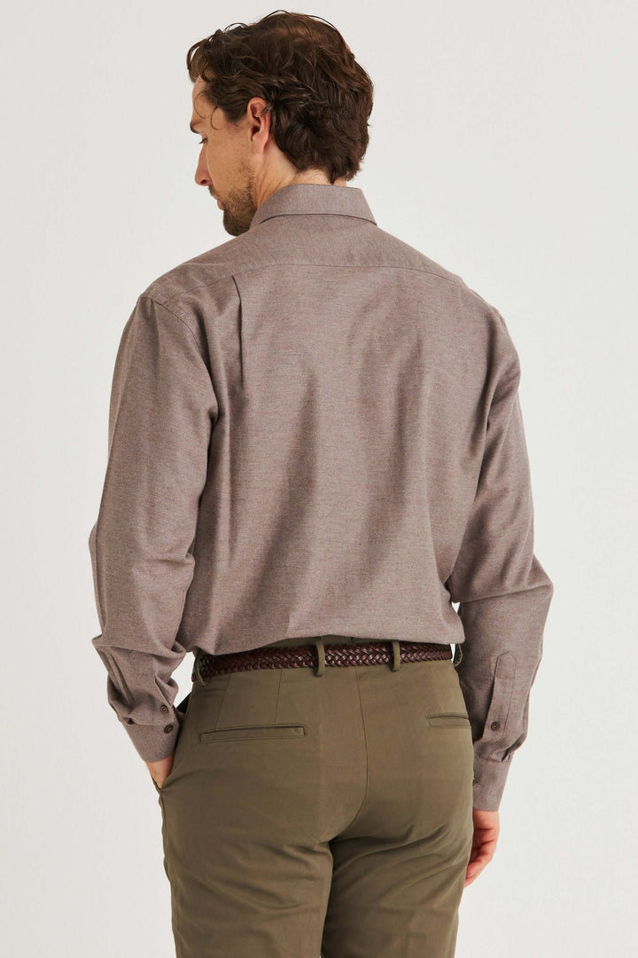 Beige Lyocellskjorta Button Down, skjorta sedd bakifrån, mjuk och följsam kvalitet av bomull och lyocell.