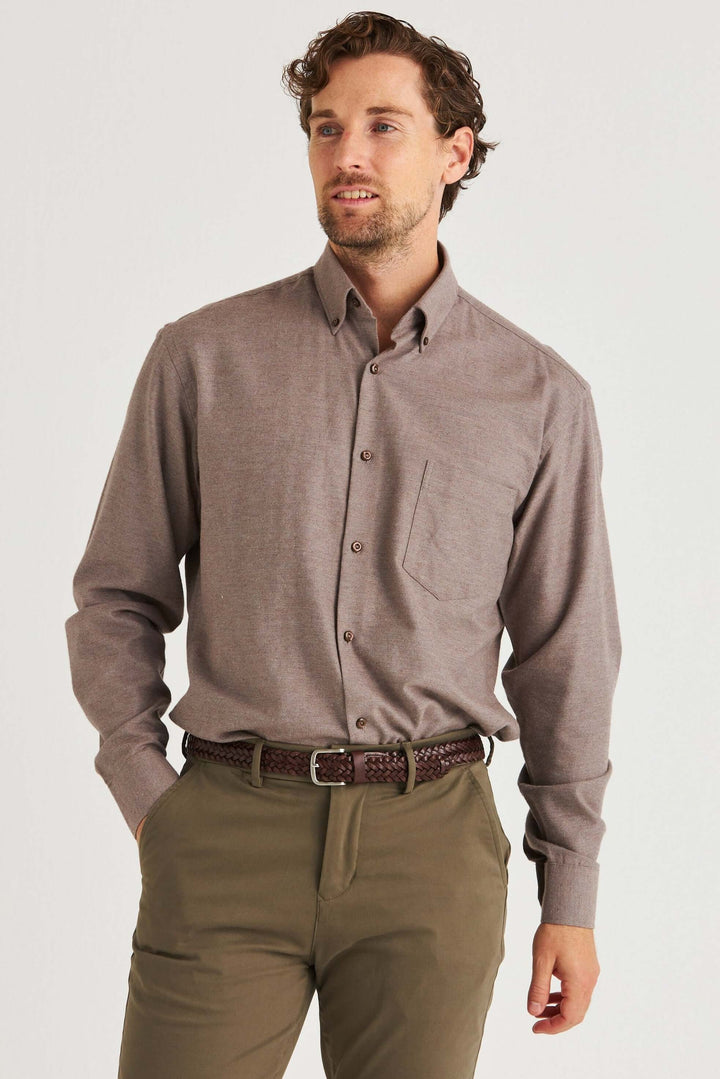 Beige Lyocellskjorta Button Down med knäppning, stilren och avslappnad look, perfekt för hösten.