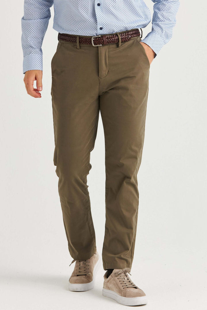 Olivgrön Stretch Chinos, slitstarka chinos för män i olivgrön färg, med elegant passform och modern stil.