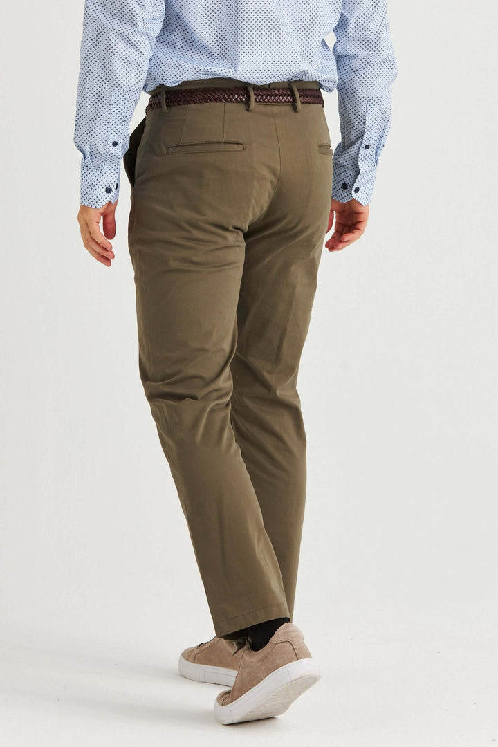 Olivgrön Stretch Chinos som bärs av man med skjorta bakifrån, visar modern passform och stil.
