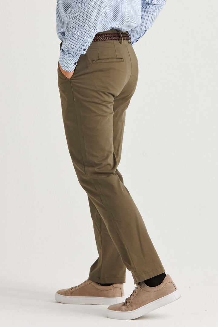 Olivgrön Stretch Chinos sedd bakifrån med en modern passform och detaljerad finish.
