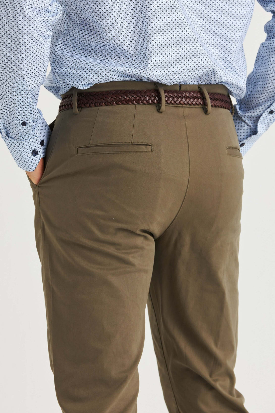 Olivgrön Stretch Chinos med modern passform och detaljerad bakvy, idealiska för en avslappnad stil.