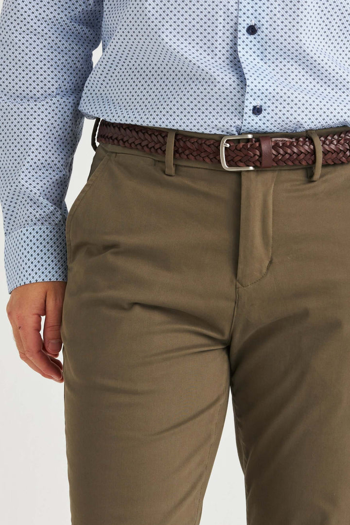 Olivgrön Stretch Chinos med modern passform, kombinerad med en blå prickig skjorta.