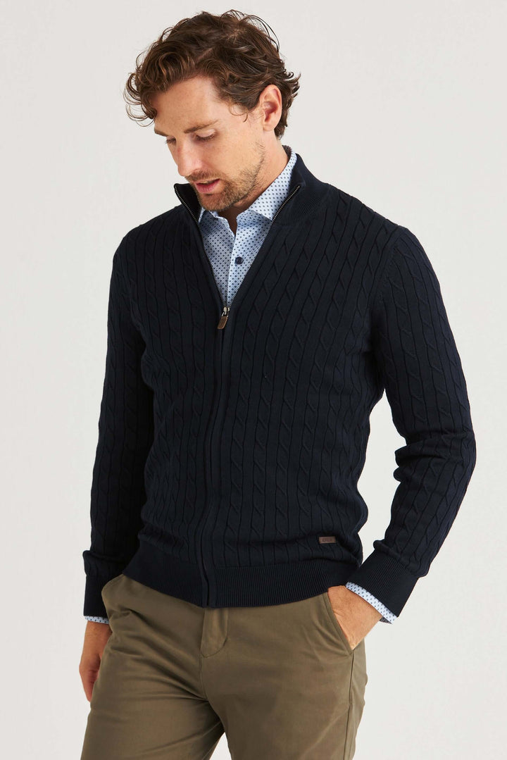 Marinblå Kabelstickad Full Zip med flätmönster, bärs över skjorta för elegant stil.