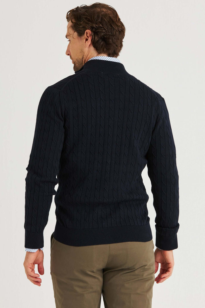 Marinblå Kabelstickad Full Zip visad bakifrån, med klassiskt flätmönster och avslappnad stil.