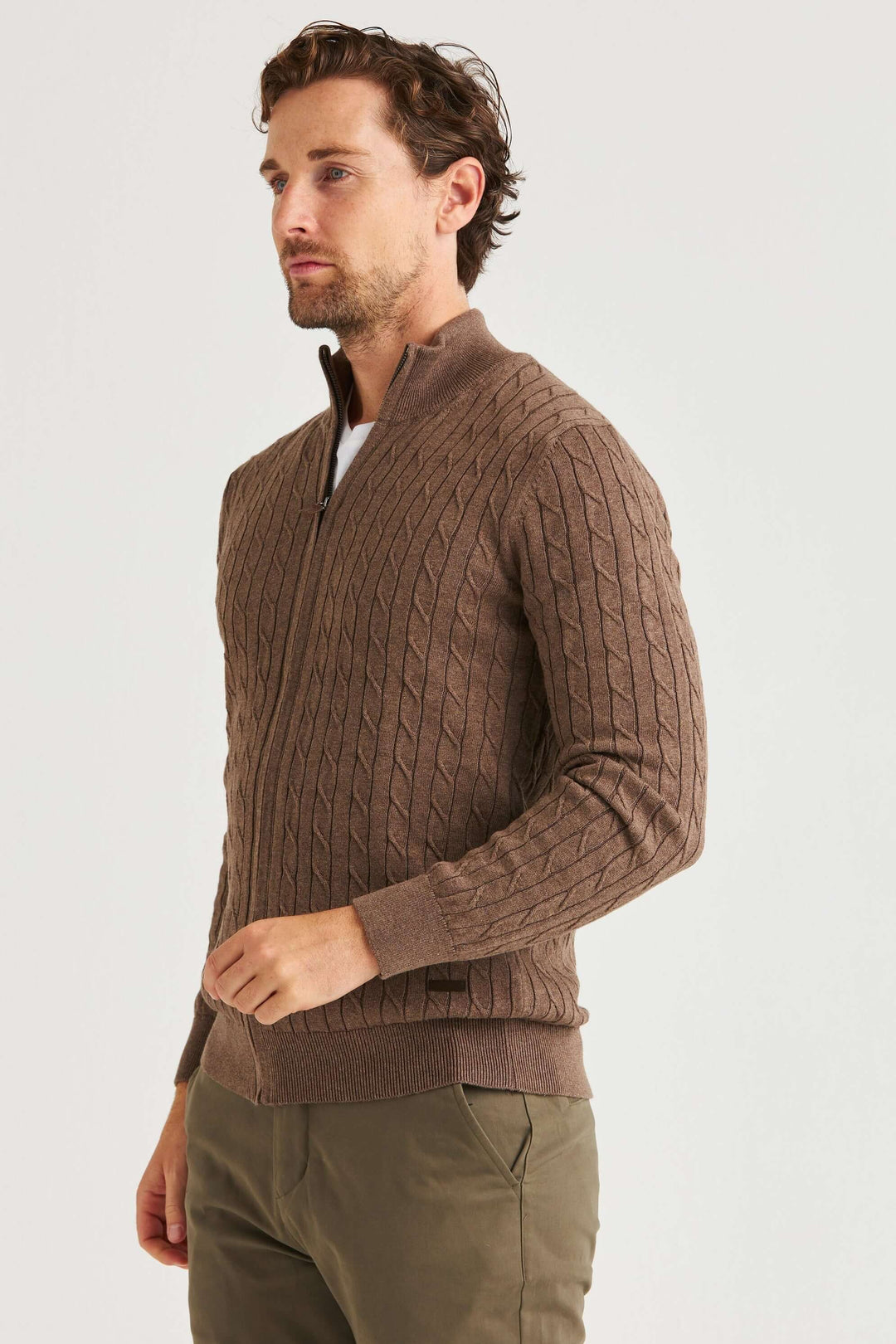 Brun Kabelstickad Full Zip tröja med zip, 100% bomull och klassiskt flätmönster, perfekt som lager över skjorta.
