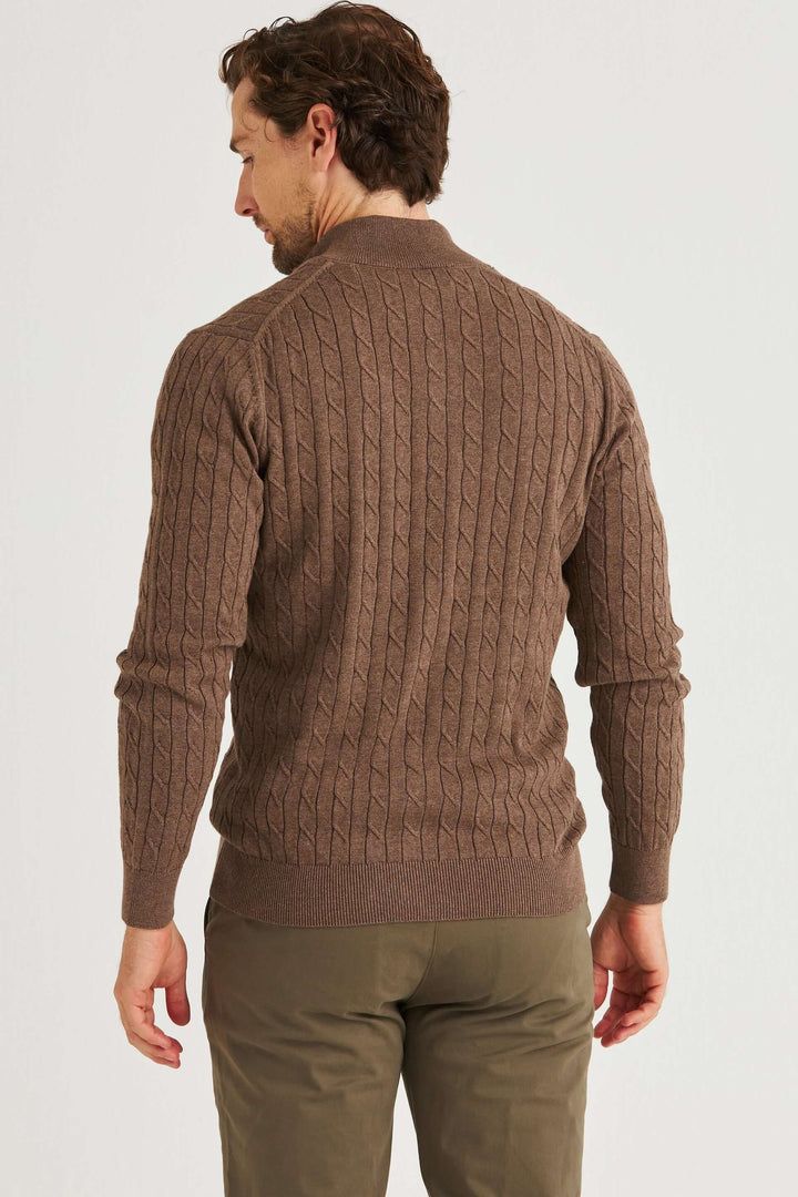 Brun Kabelstickad Full Zip i klassiskt flätmönster på manlig modell, bakifrån, med fokus på grön kabelstickad tröja.