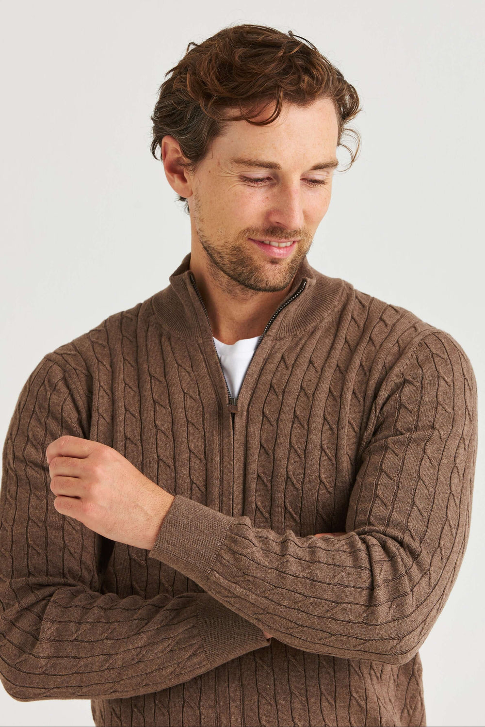 Brun Kabelstickad Full Zip med klassiskt flätmönster i 100% bomull, varm brun färg.