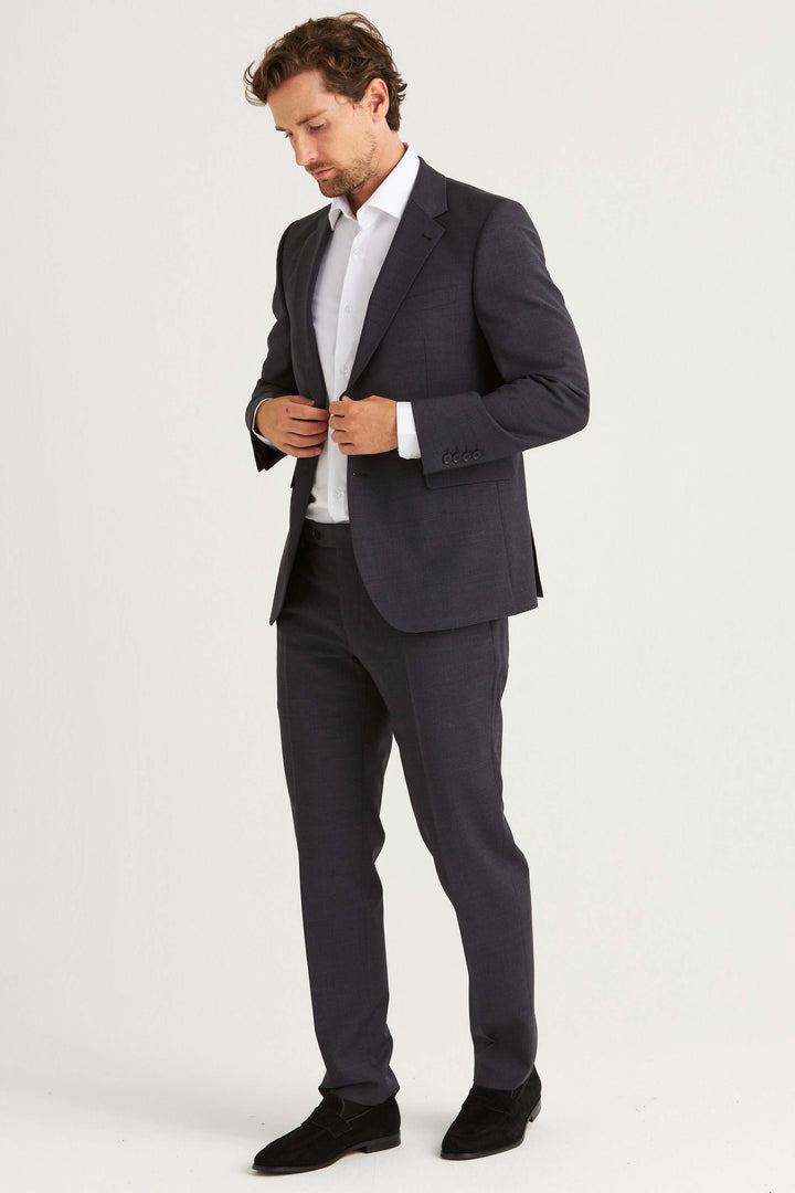Man i Dexter Kavaj Grå med matchande kostymbyxor, elegant och modern stil.