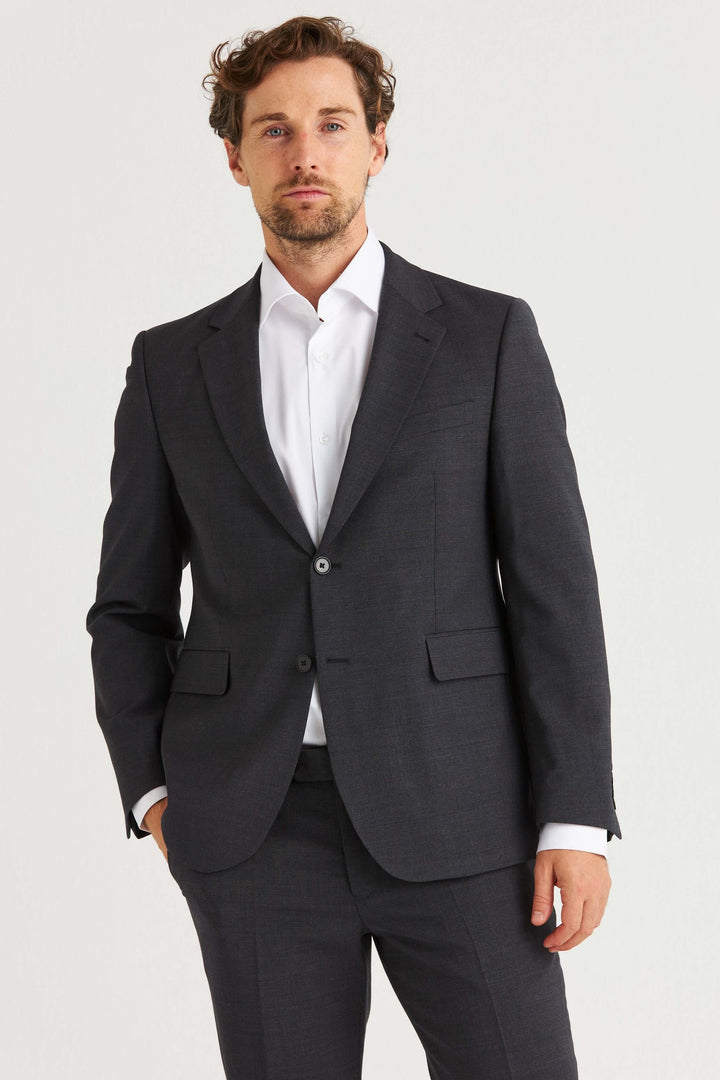 Man i Dexter Kavaj Grå med vit skjorta, elegant stil, modern passform.