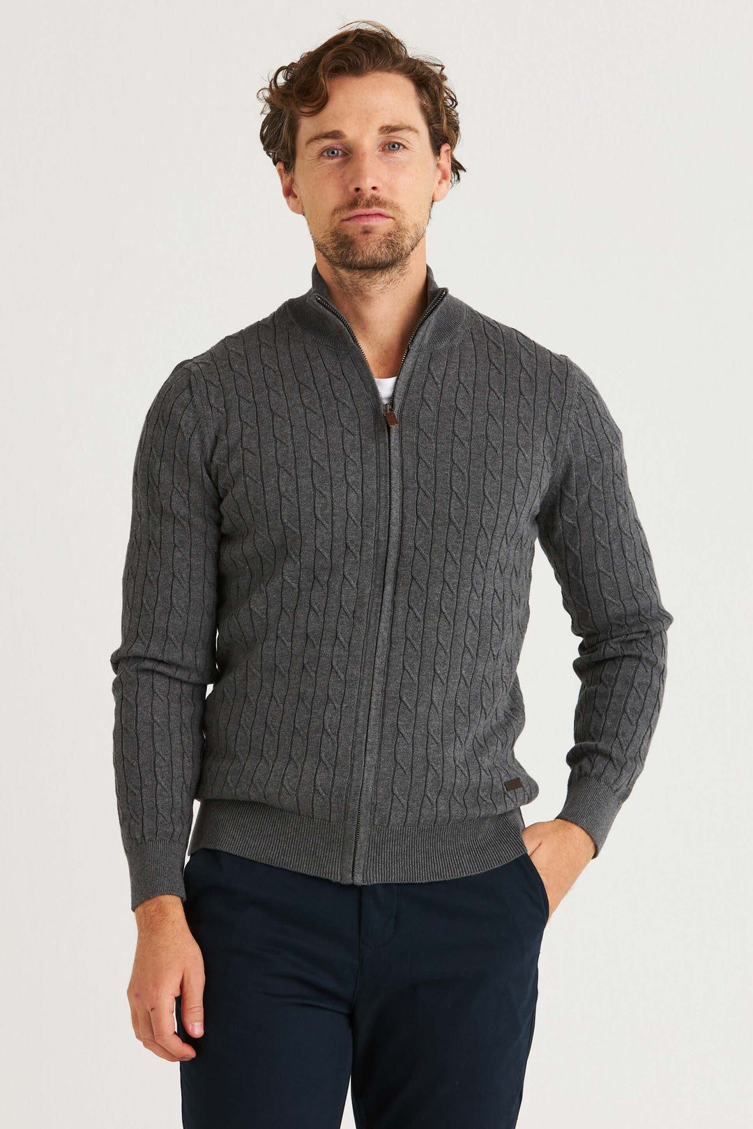 Grå Kabelstickad Full Zip, en stilren kabelstickad tröja med dragkedja och klassiskt mönster i melerad grå
