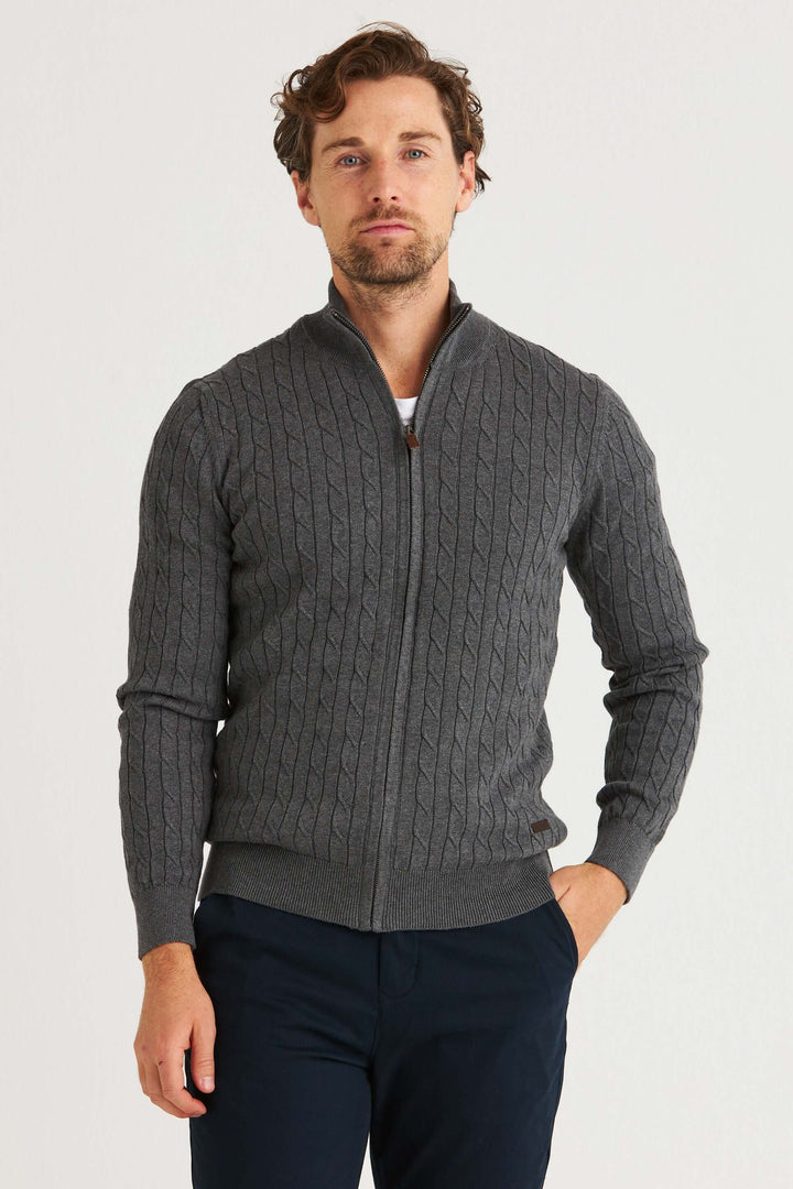 Grå Kabelstickad Full Zip, en stilren kabelstickad tröja med dragkedja och klassiskt mönster i melerad grå