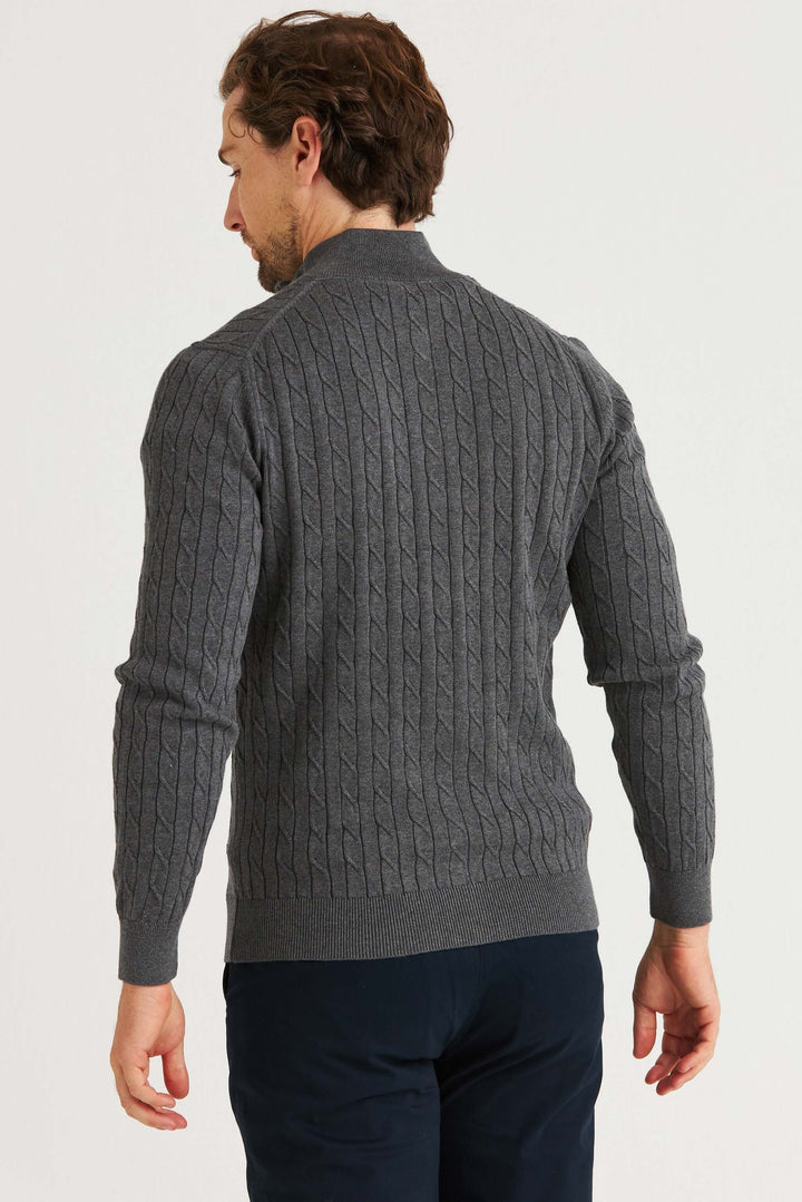 Grå Kabelstickad Full Zip - man som visar baksidan av tröjan med kabelstickat mönster.