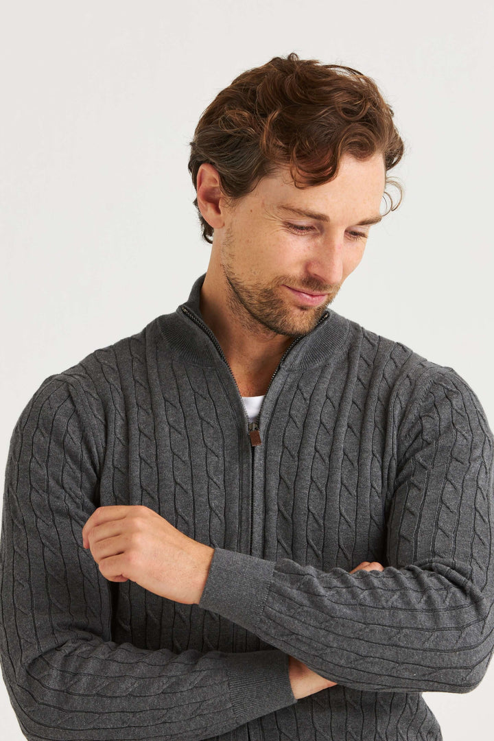 Grå Kabelstickad Full Zip - en man i grå kabelstickad tröja med dragkedja, klassisk stil och melerad ton.