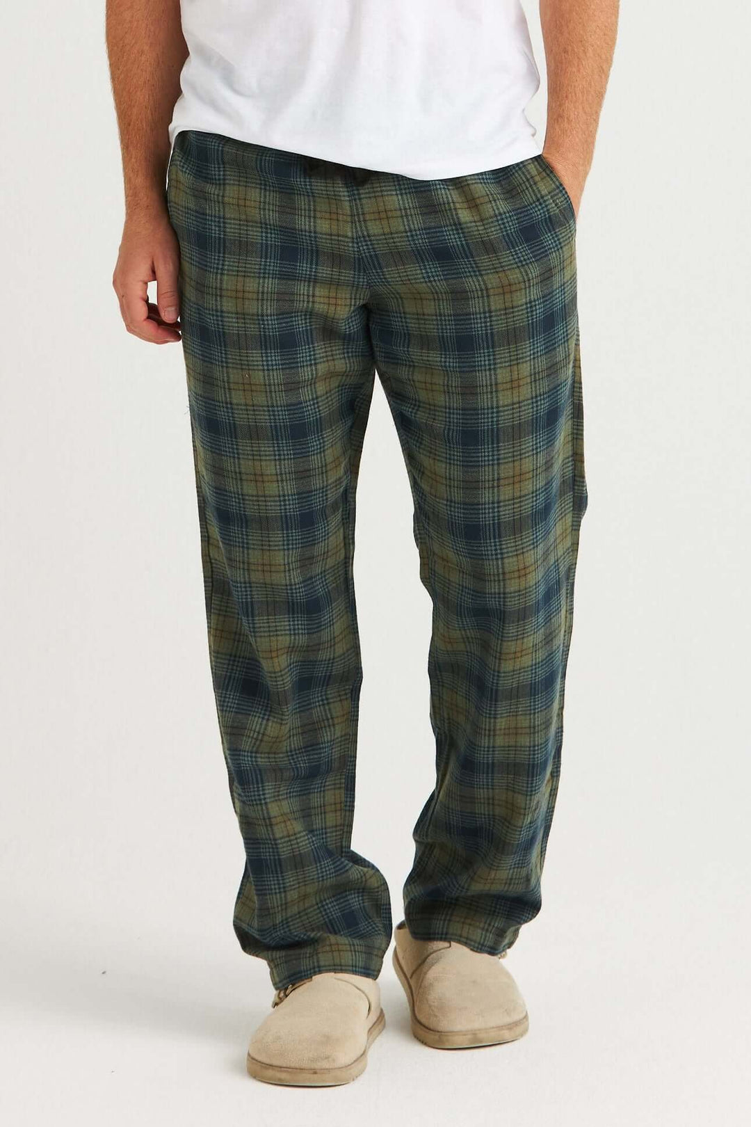 Grönrutig pyjamasbyxa i flanell med klassiskt rutmönster i gröna och marinblå toner.