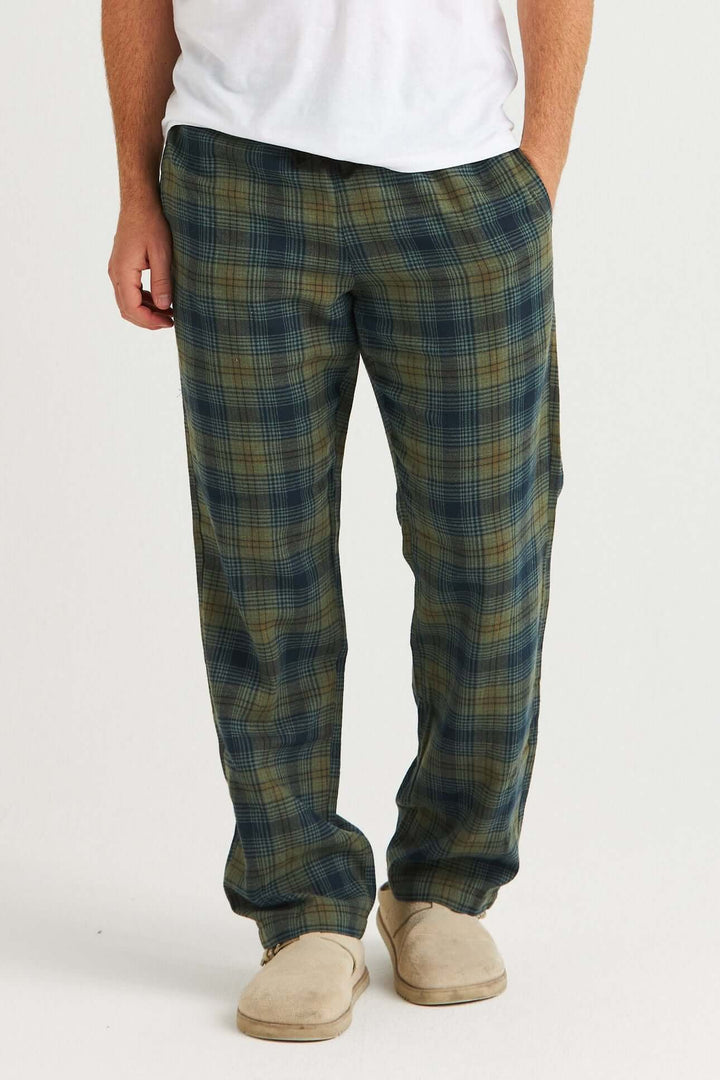 Grönrutig pyjamasbyxa i flanell med klassiskt rutmönster i gröna och marinblå toner.