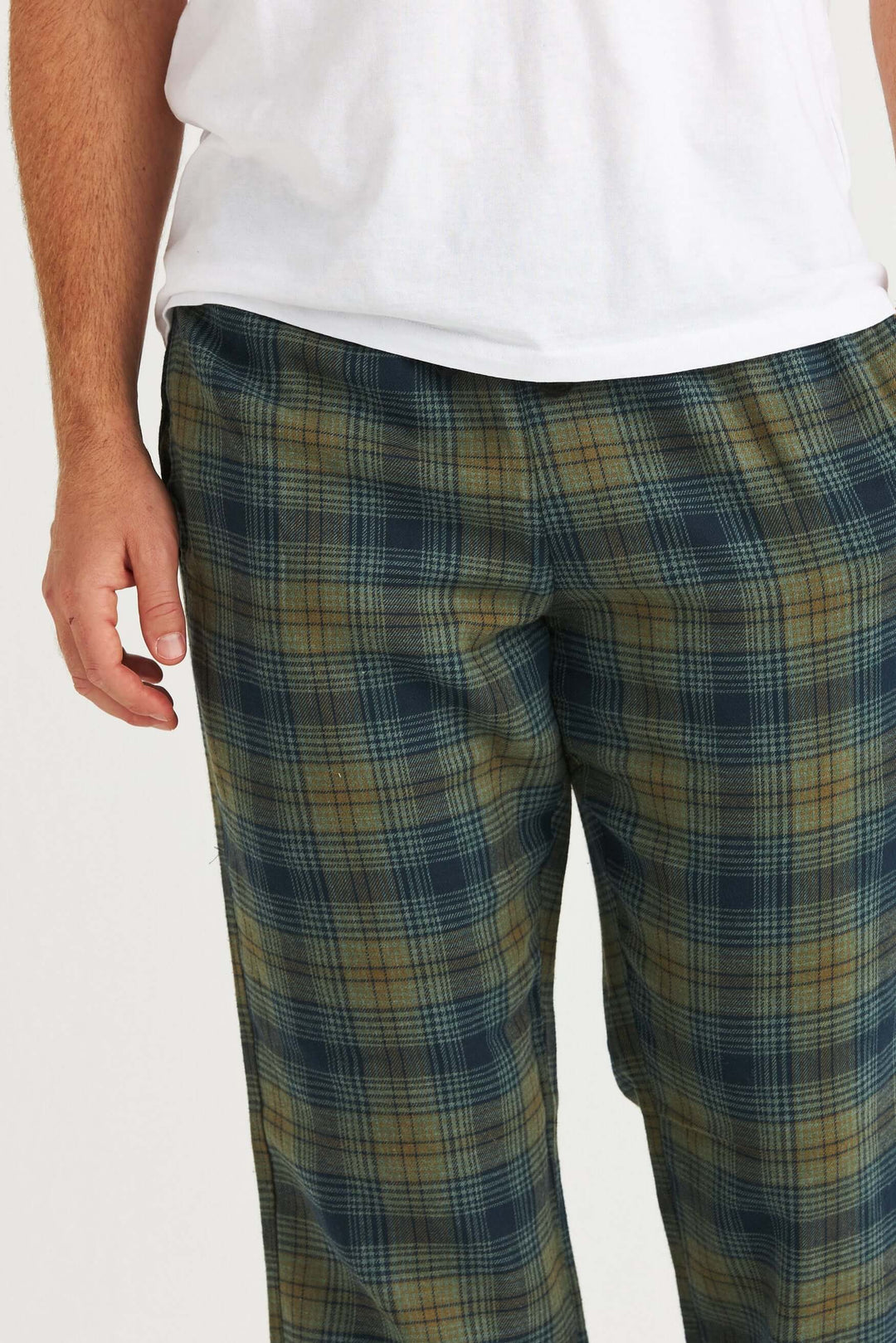Grönrutig pyjamasbyxa i flanell med klassiskt rutmönster i gröna och marinblå toner.
