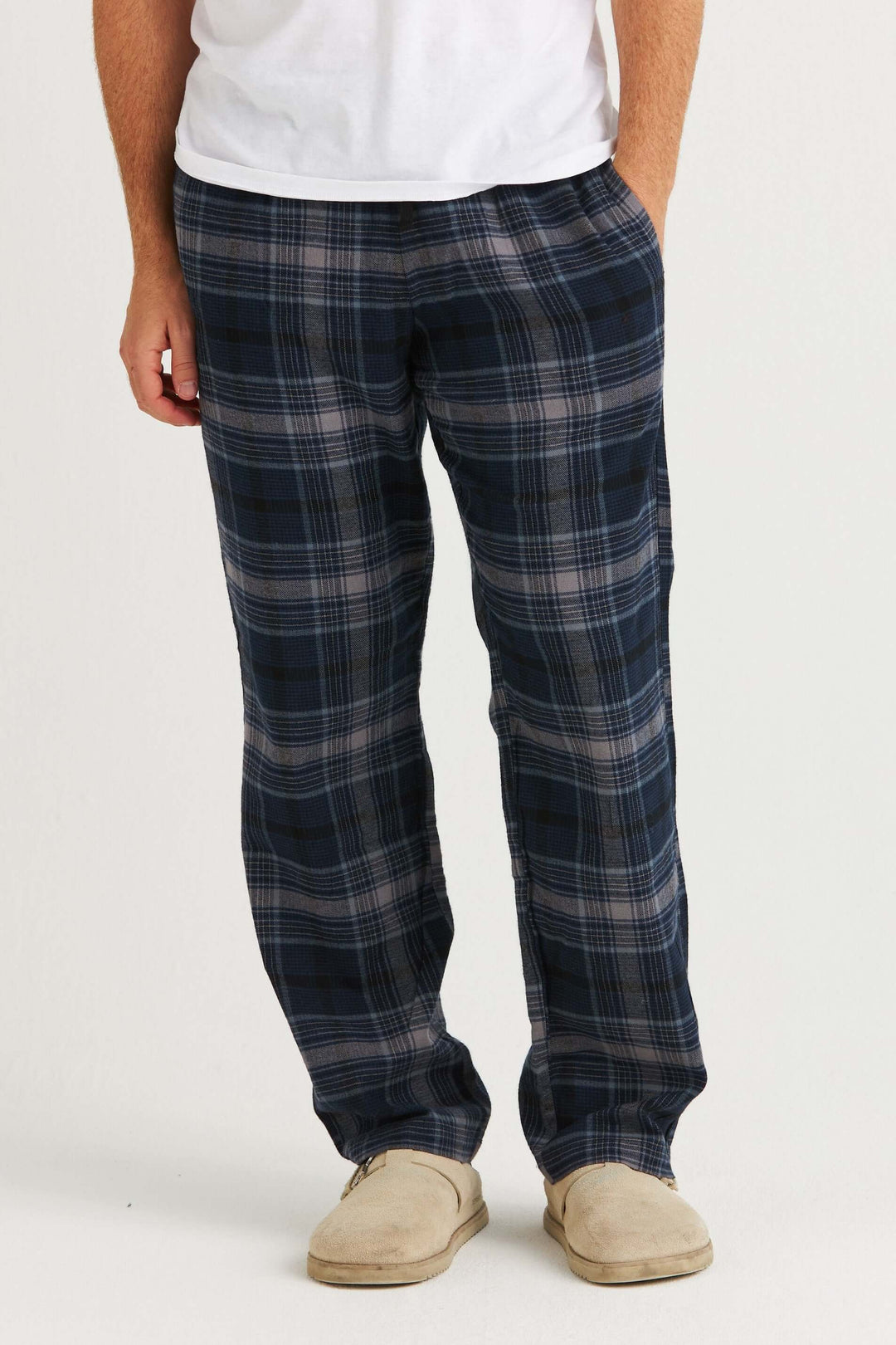 Marinblårutig Pyjamasbyxa i Flanell som visar ett klassiskt rutmönster i mjuk flanell.