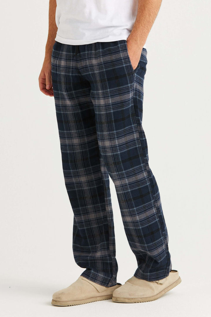 Marinblårutig Pyjamasbyxa i Flanell som visas med ledig passform och rutmönster.