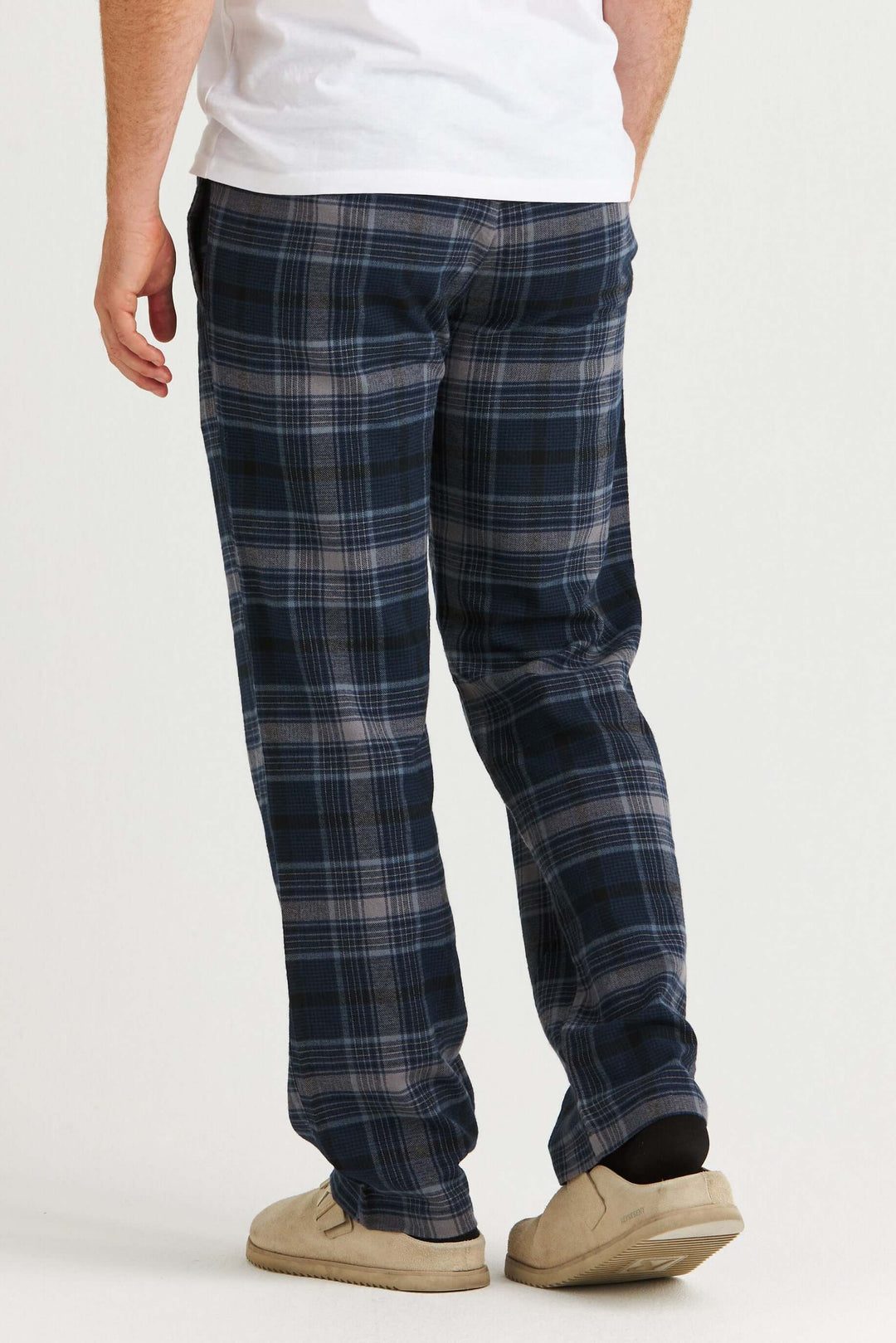 Marinblårutig Pyjamasbyxa i Flanell sedd bakifrån, mjuk och bekväm för hemmabruk.