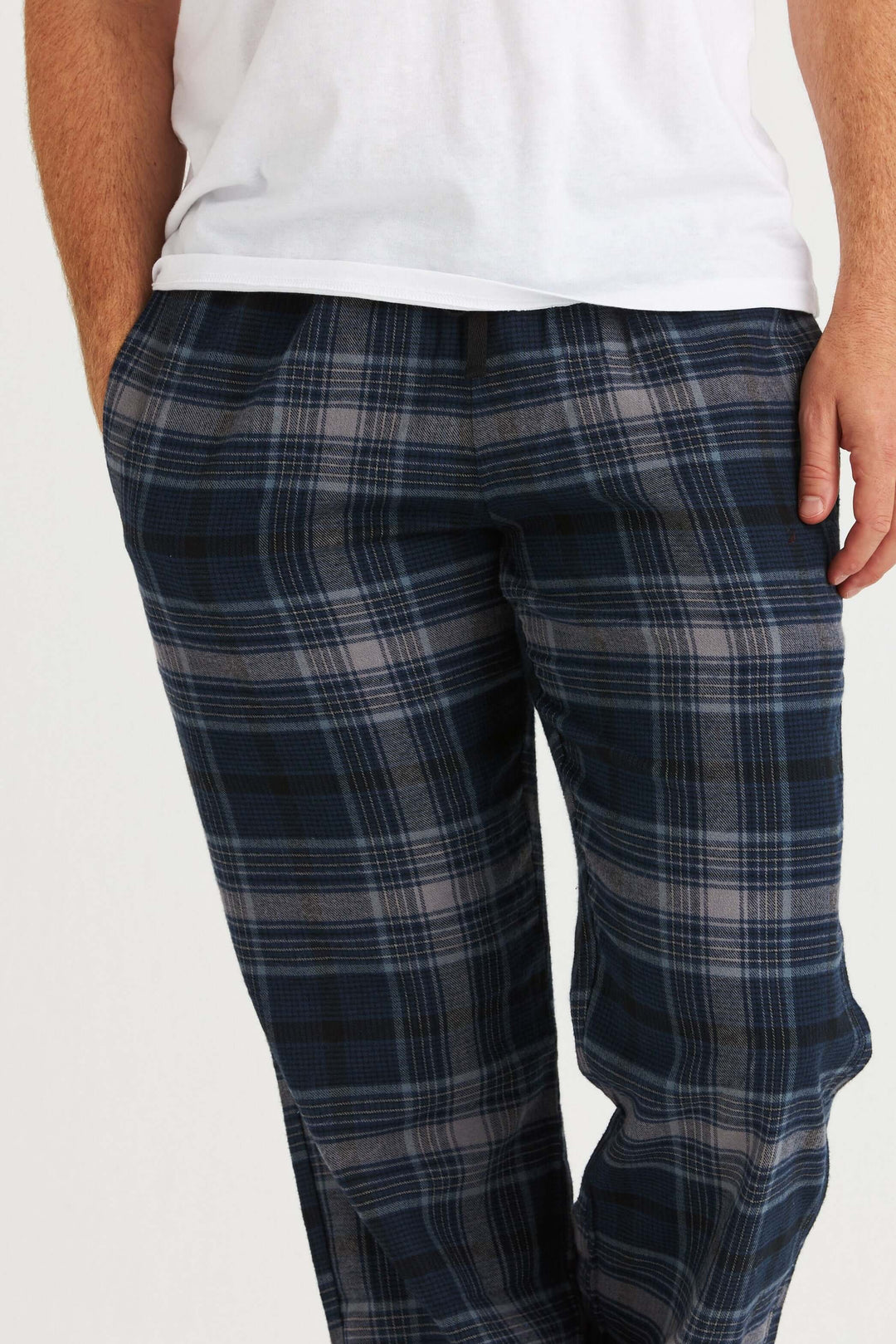 Marinblårutig Pyjamasbyxa i Flanell, mjuka och bekväma byxor i klassiskt rutmönster, perfekt att bära hemma.