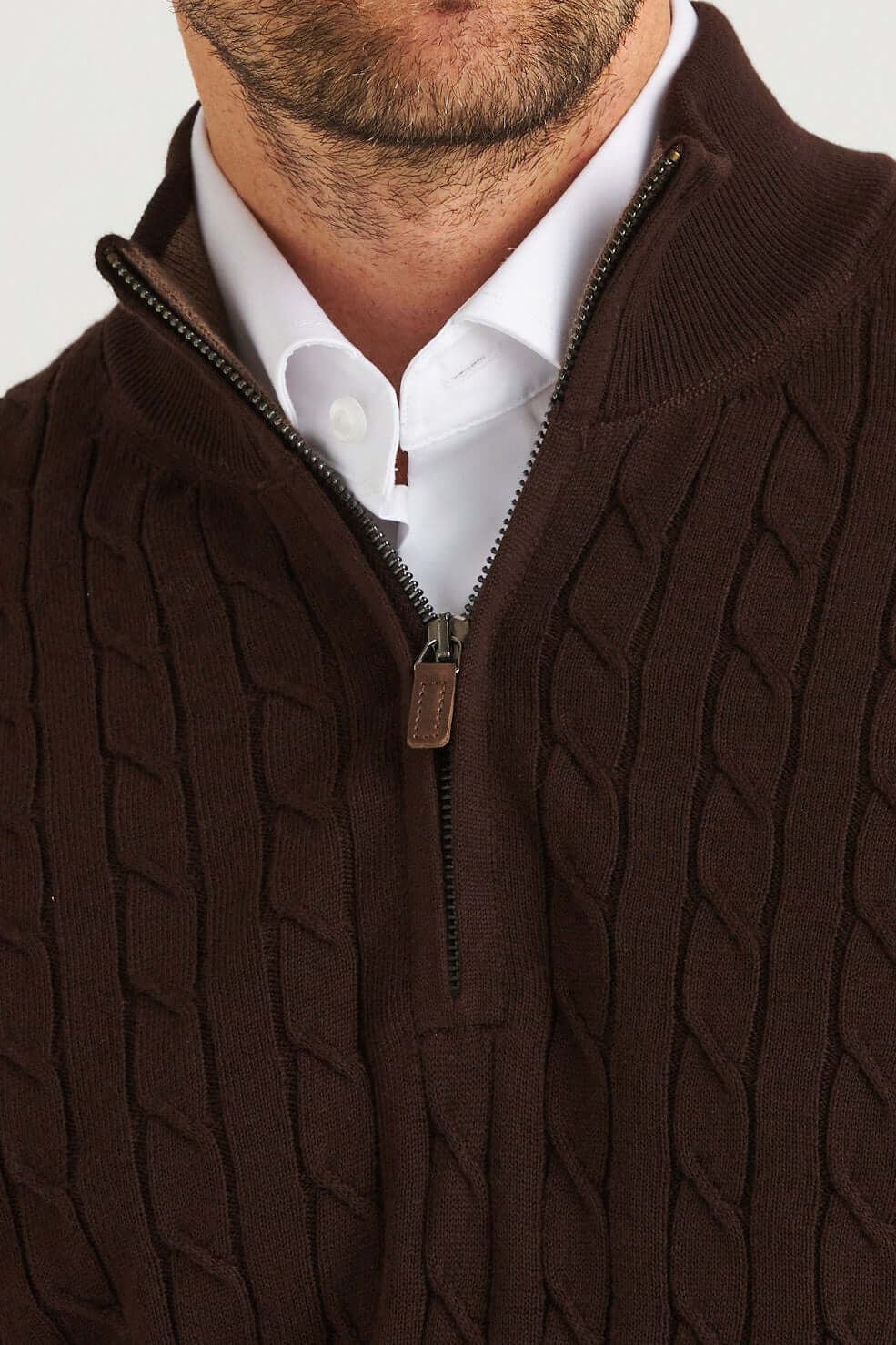 Mörkbrun Kabelstickad Half Zip med klassiskt flätmönster och kort dragkedja.